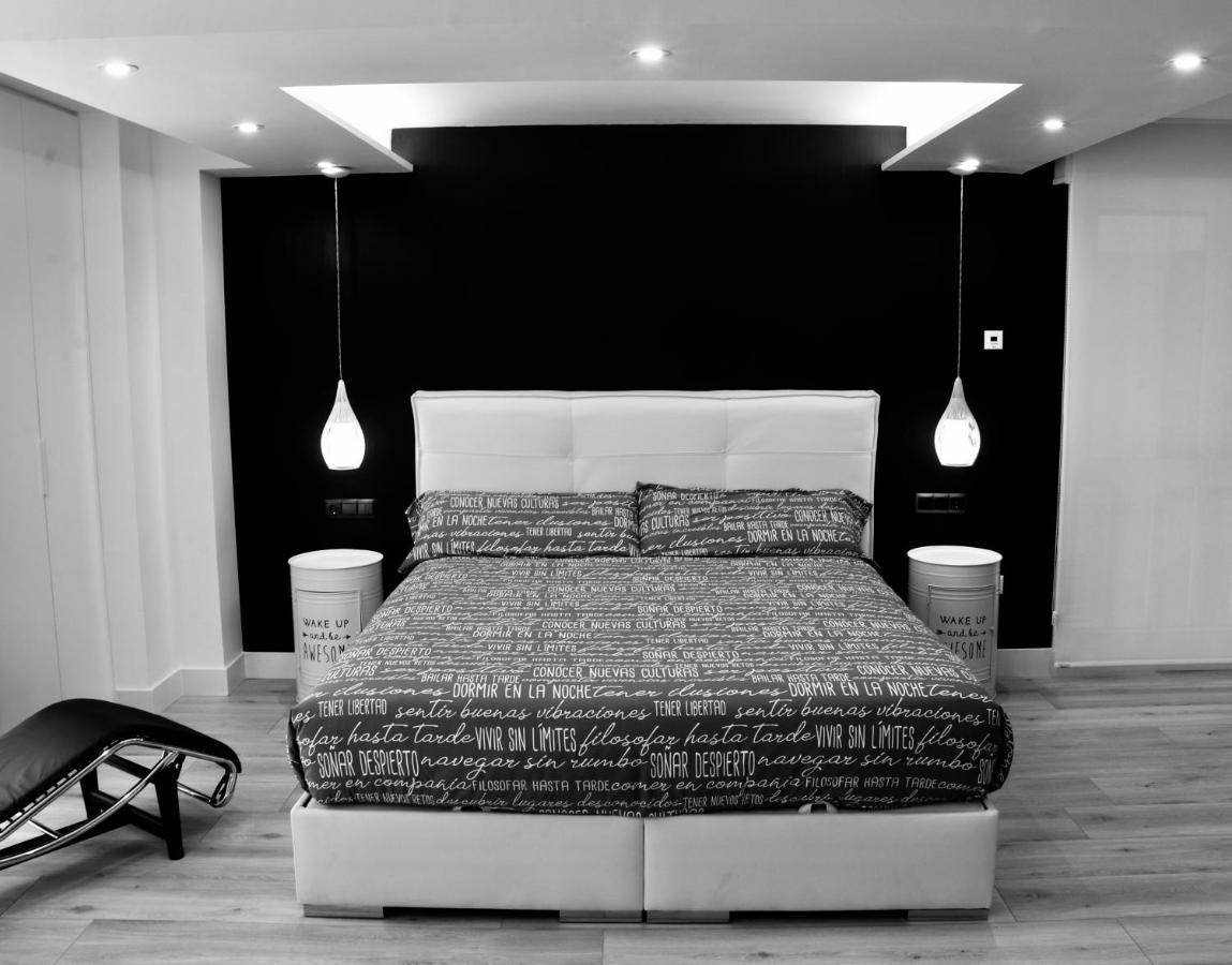 Black And White Suitte "Plaza" Noja Esterno foto
