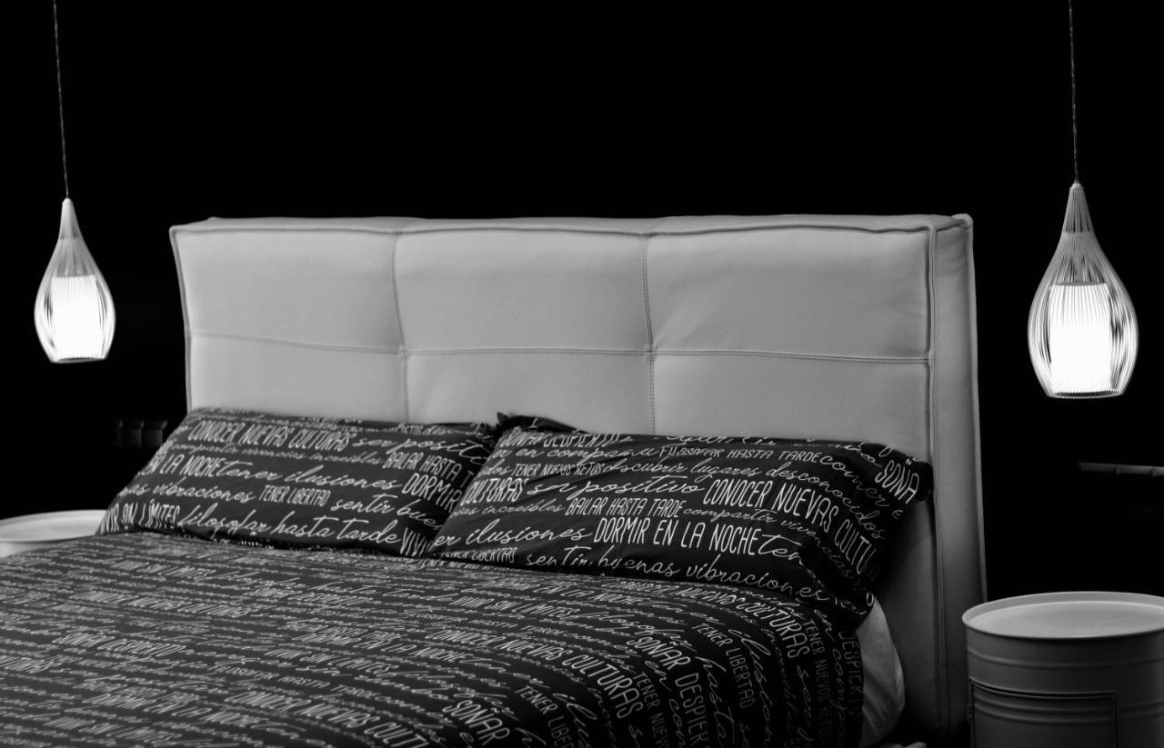 Black And White Suitte "Plaza" Noja Esterno foto