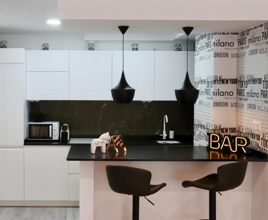 Black And White Suitte "Plaza" Noja Esterno foto